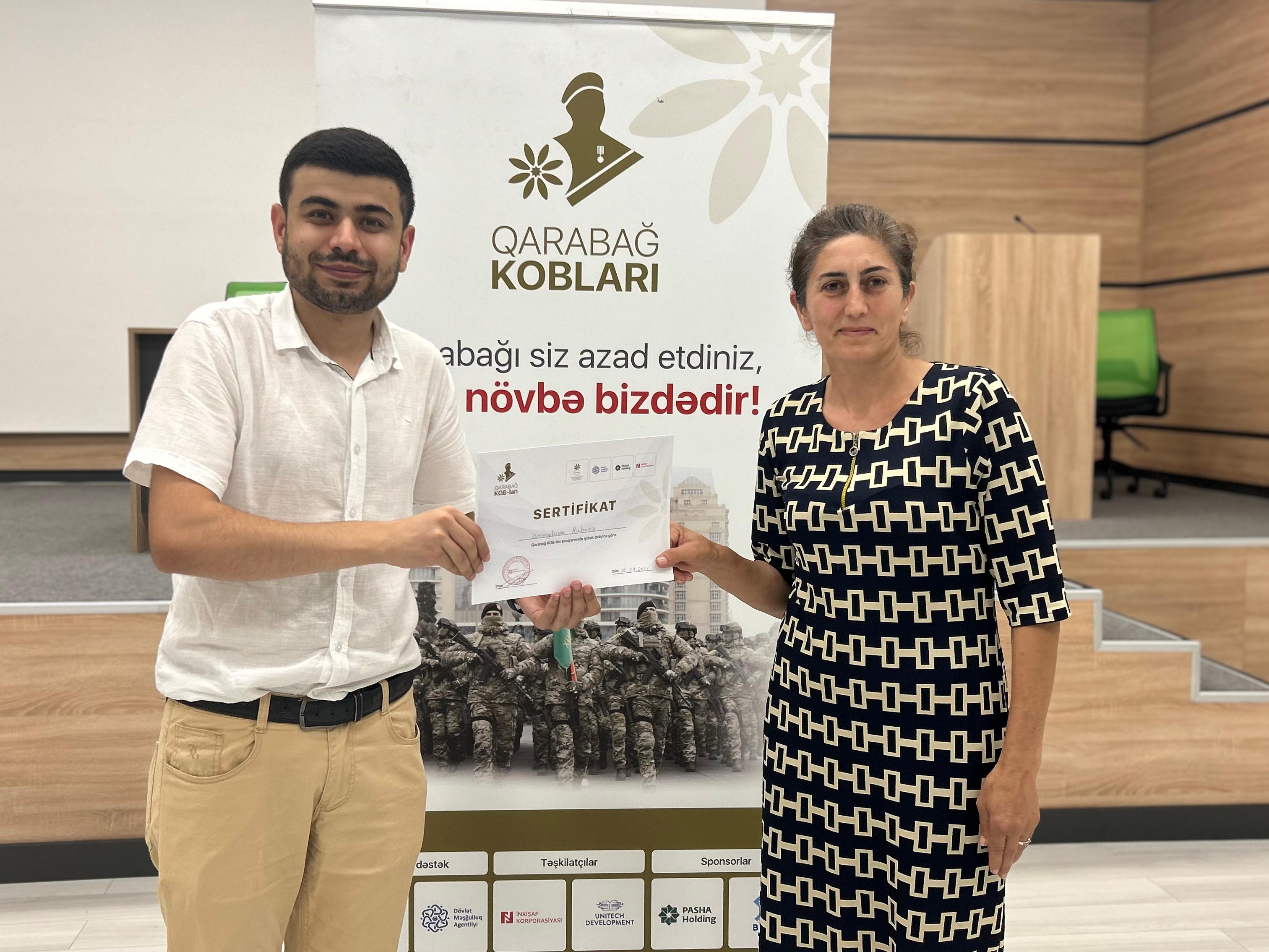 Bərdə şəhərində “Sosial media marketinq” (SMM) mövzusunda keçirilən təlimdən sonra iştirakçılar sertifikatlarla təltif olunub.