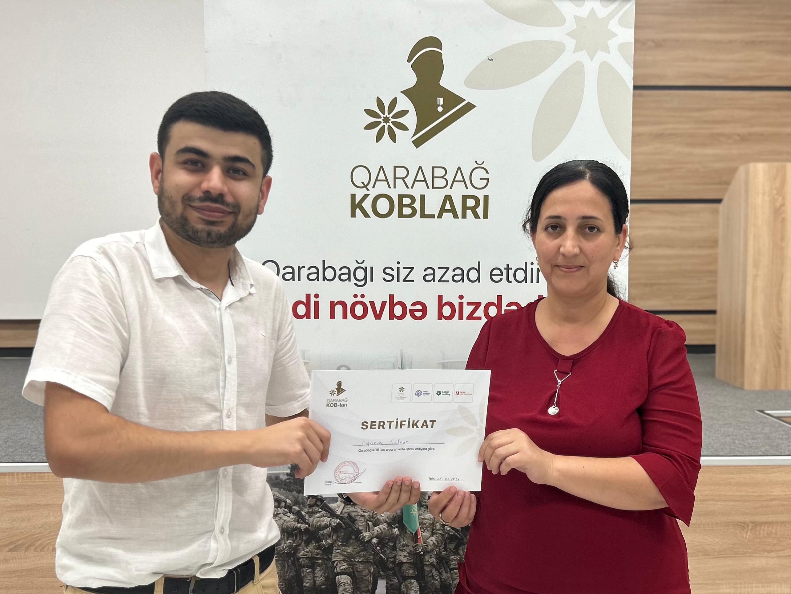 Bərdə şəhərində “Sosial media marketinq” (SMM) mövzusunda keçirilən təlimdən sonra iştirakçılar sertifikatlarla təltif olunub.