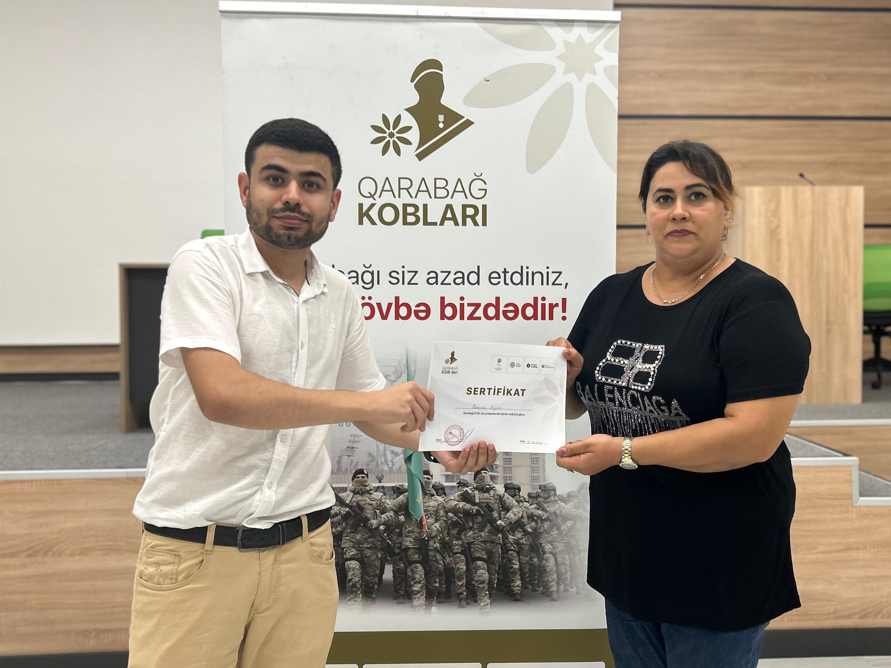 Bərdə şəhərində “Sosial media marketinq” (SMM) mövzusunda keçirilən təlimdən sonra iştirakçılar sertifikatlarla təltif olunub.