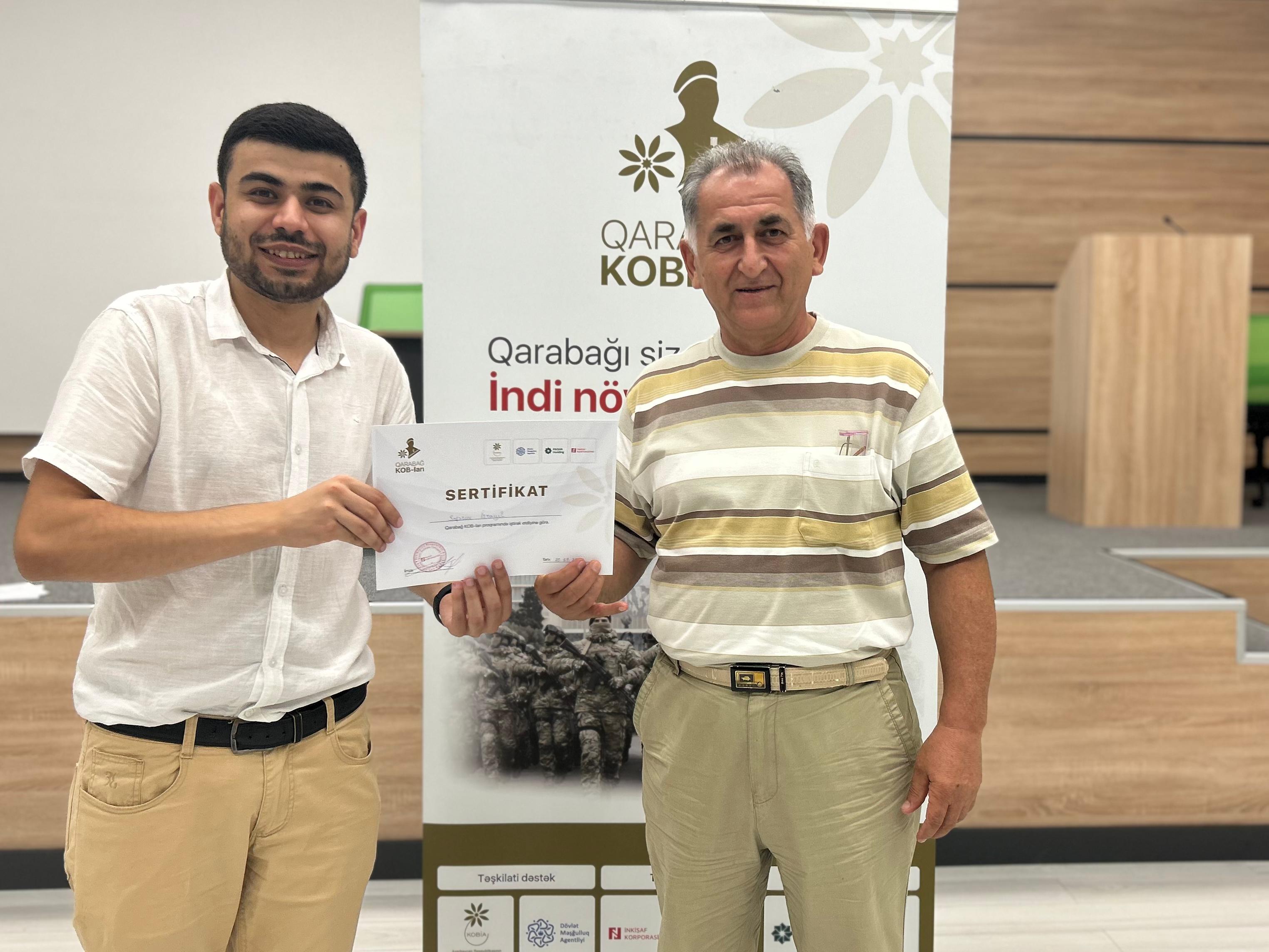 Bərdə şəhərində “Sosial media marketinq” (SMM) mövzusunda keçirilən təlimdən sonra iştirakçılar sertifikatlarla təltif olunub.