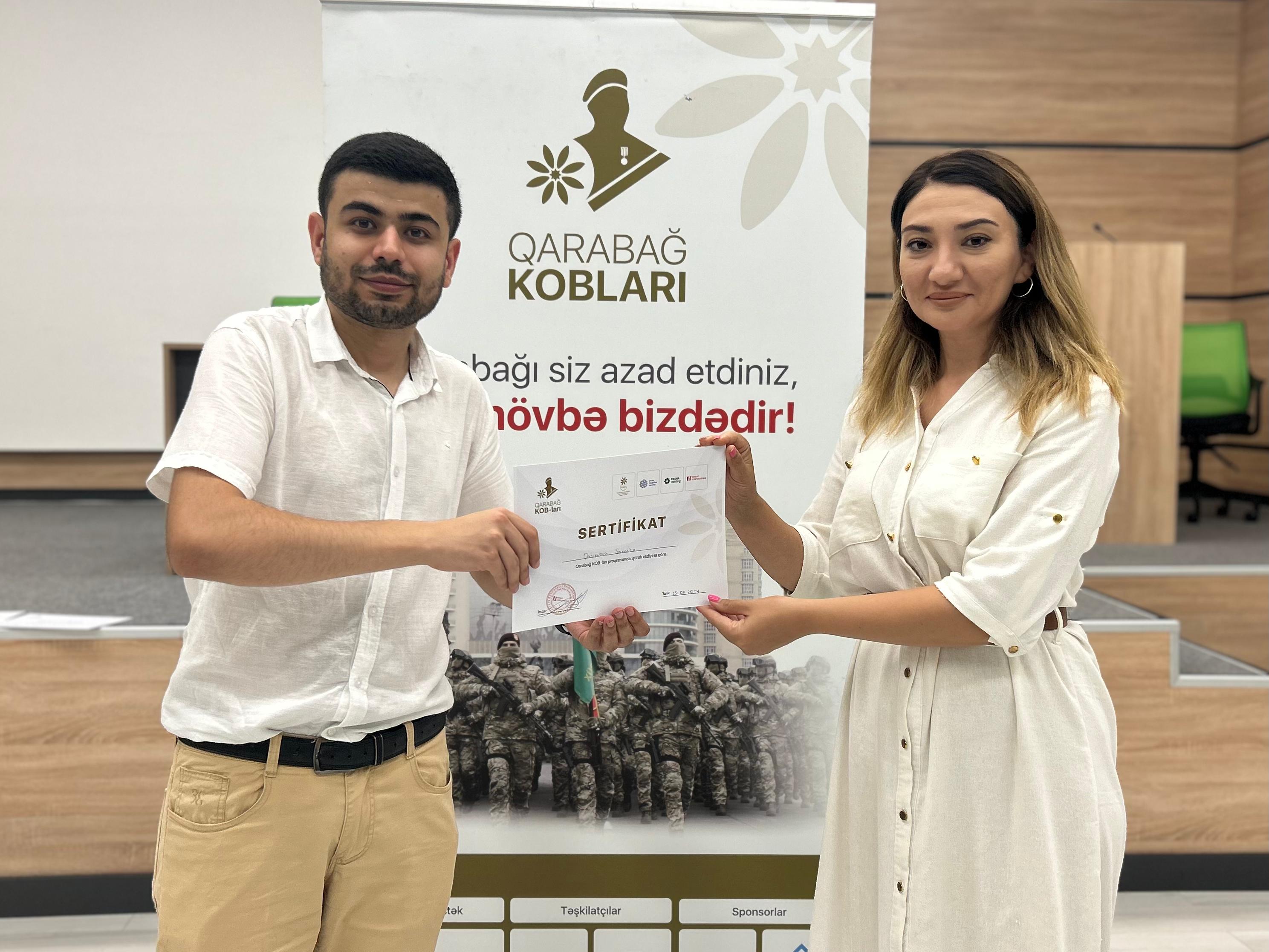 Bərdə şəhərində “Sosial media marketinq” (SMM) mövzusunda keçirilən təlimdən sonra iştirakçılar sertifikatlarla təltif olunub.