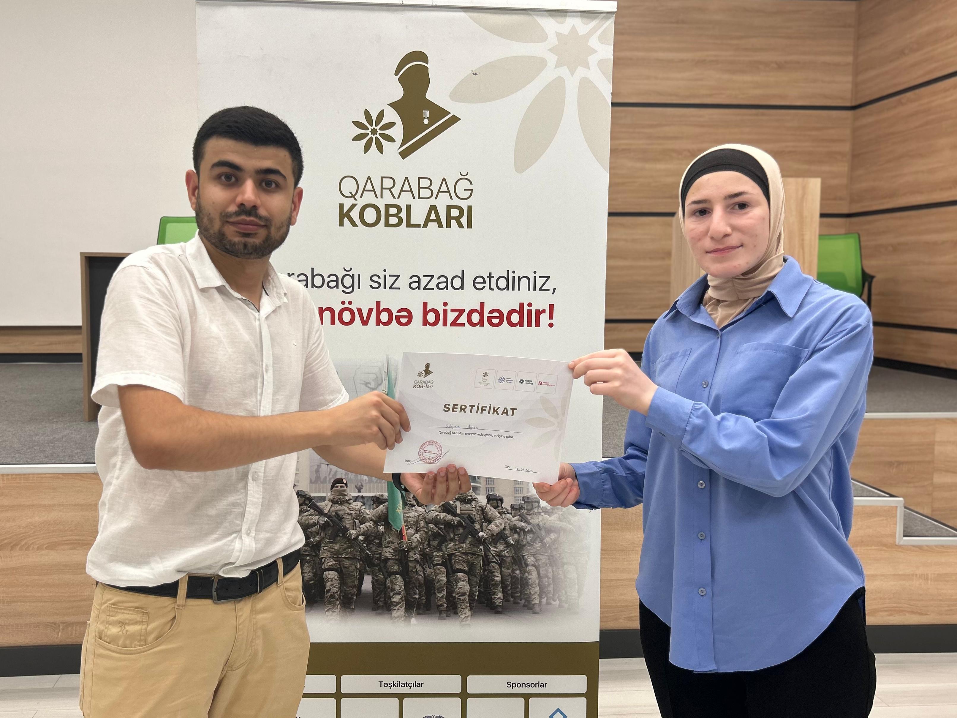 Bərdə şəhərində “Sosial media marketinq” (SMM) mövzusunda keçirilən təlimdən sonra iştirakçılar sertifikatlarla təltif olunub.