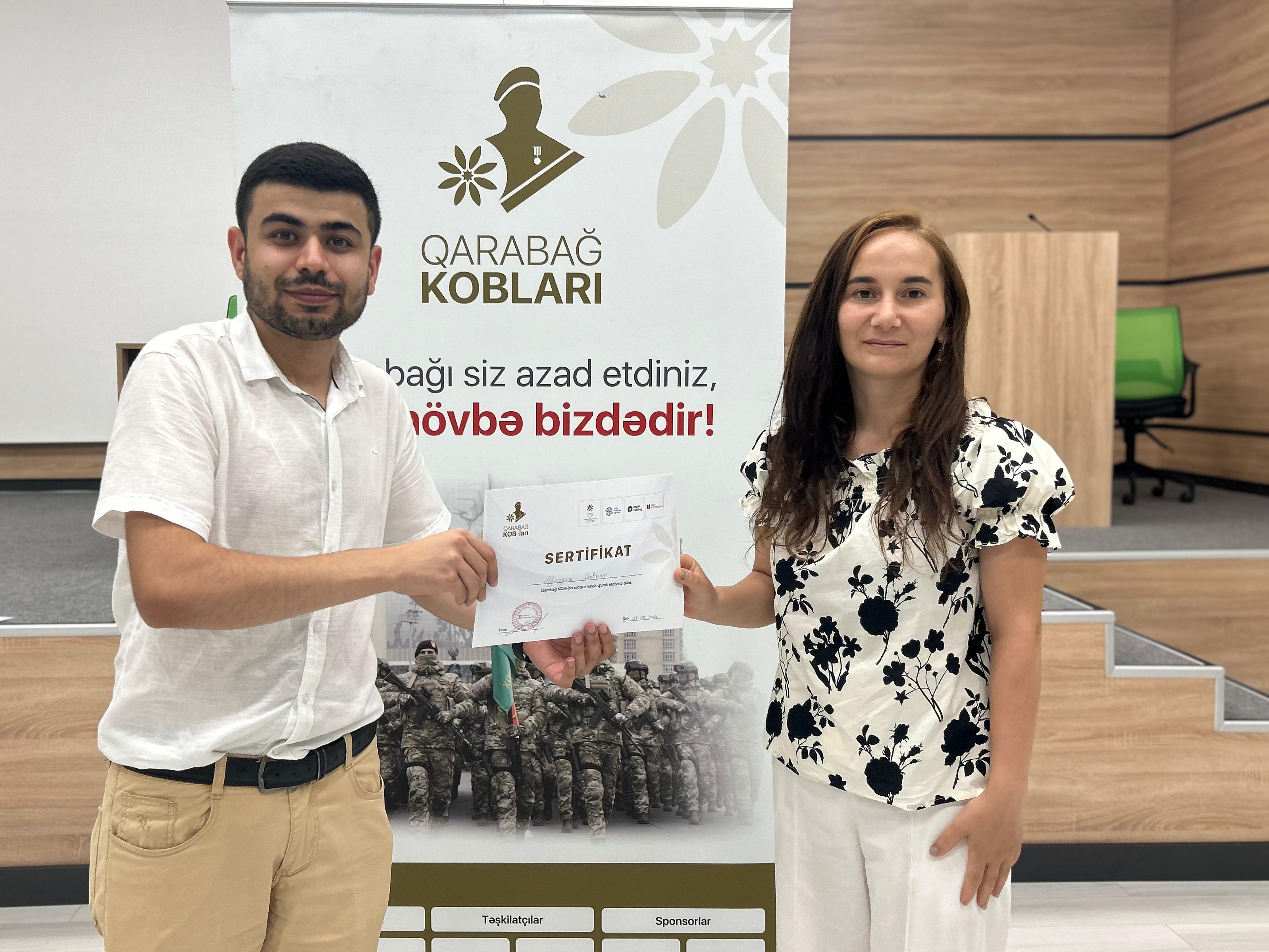 Bərdə şəhərində “Sosial media marketinq” (SMM) mövzusunda keçirilən təlimdən sonra iştirakçılar sertifikatlarla təltif olunub.