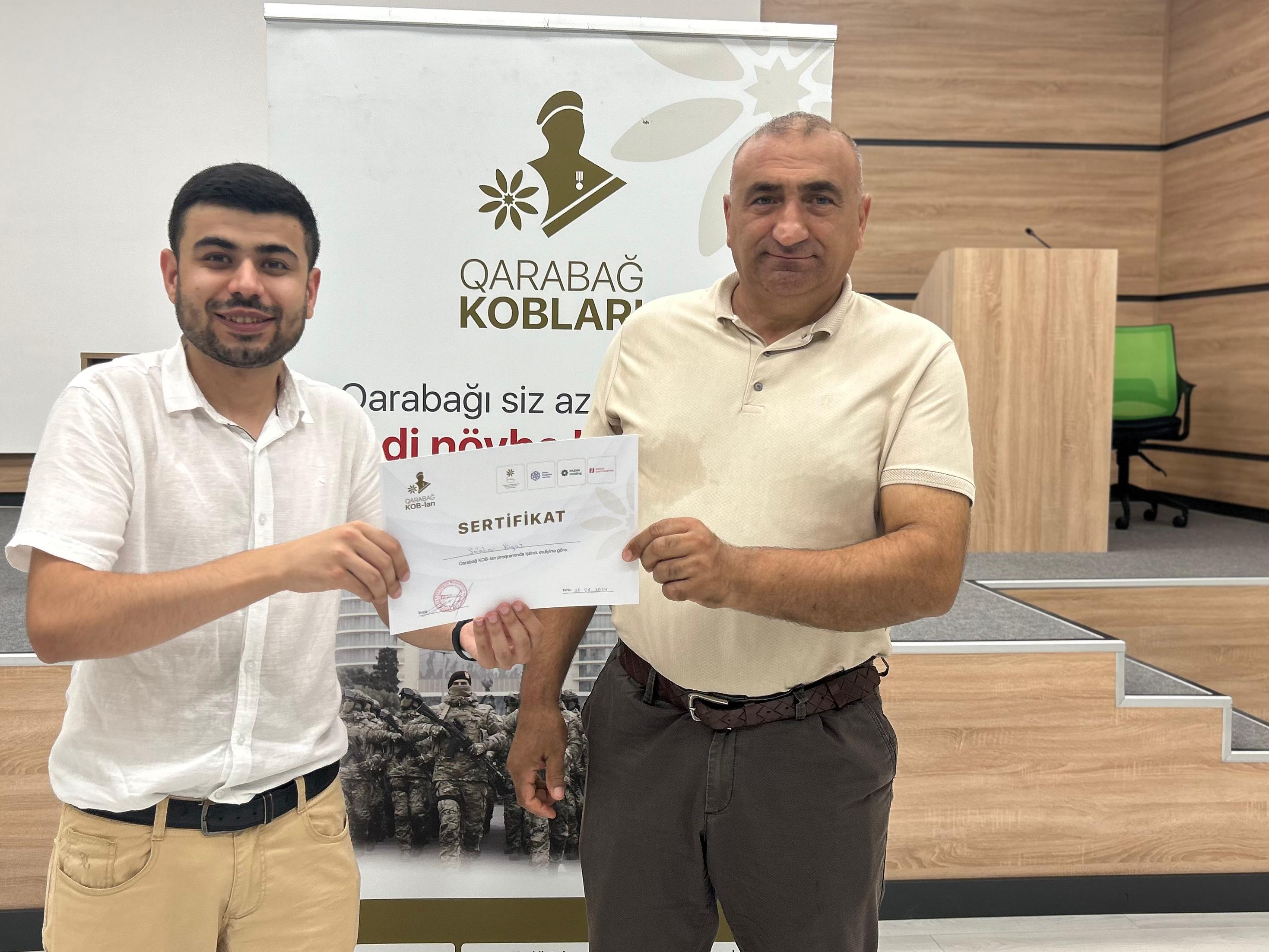 Bərdə şəhərində “Sosial media marketinq” (SMM) mövzusunda keçirilən təlimdən sonra iştirakçılar sertifikatlarla təltif olunub.
