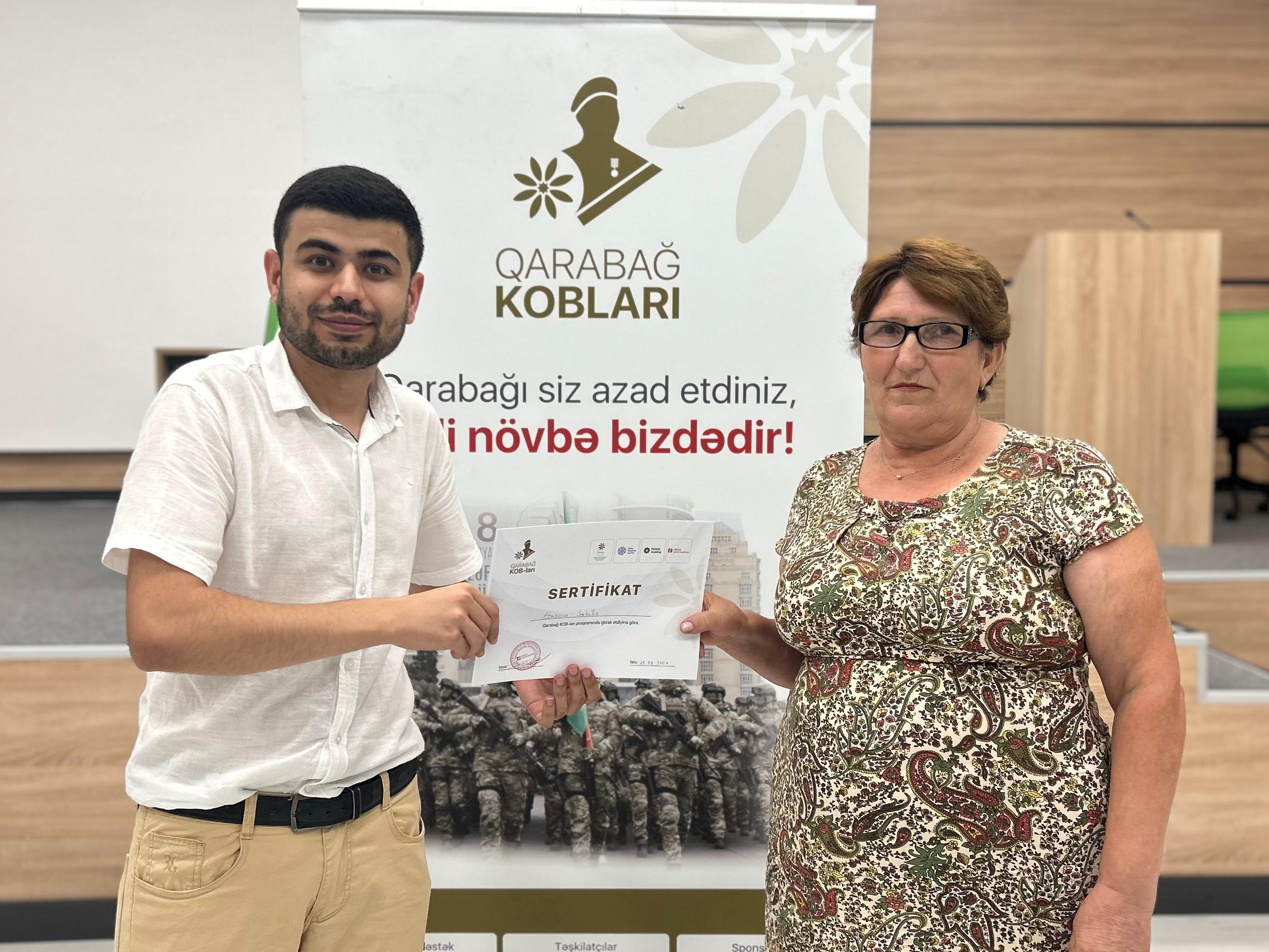 Bərdə şəhərində “Sosial media marketinq” (SMM) mövzusunda keçirilən təlimdən sonra iştirakçılar sertifikatlarla təltif olunub.