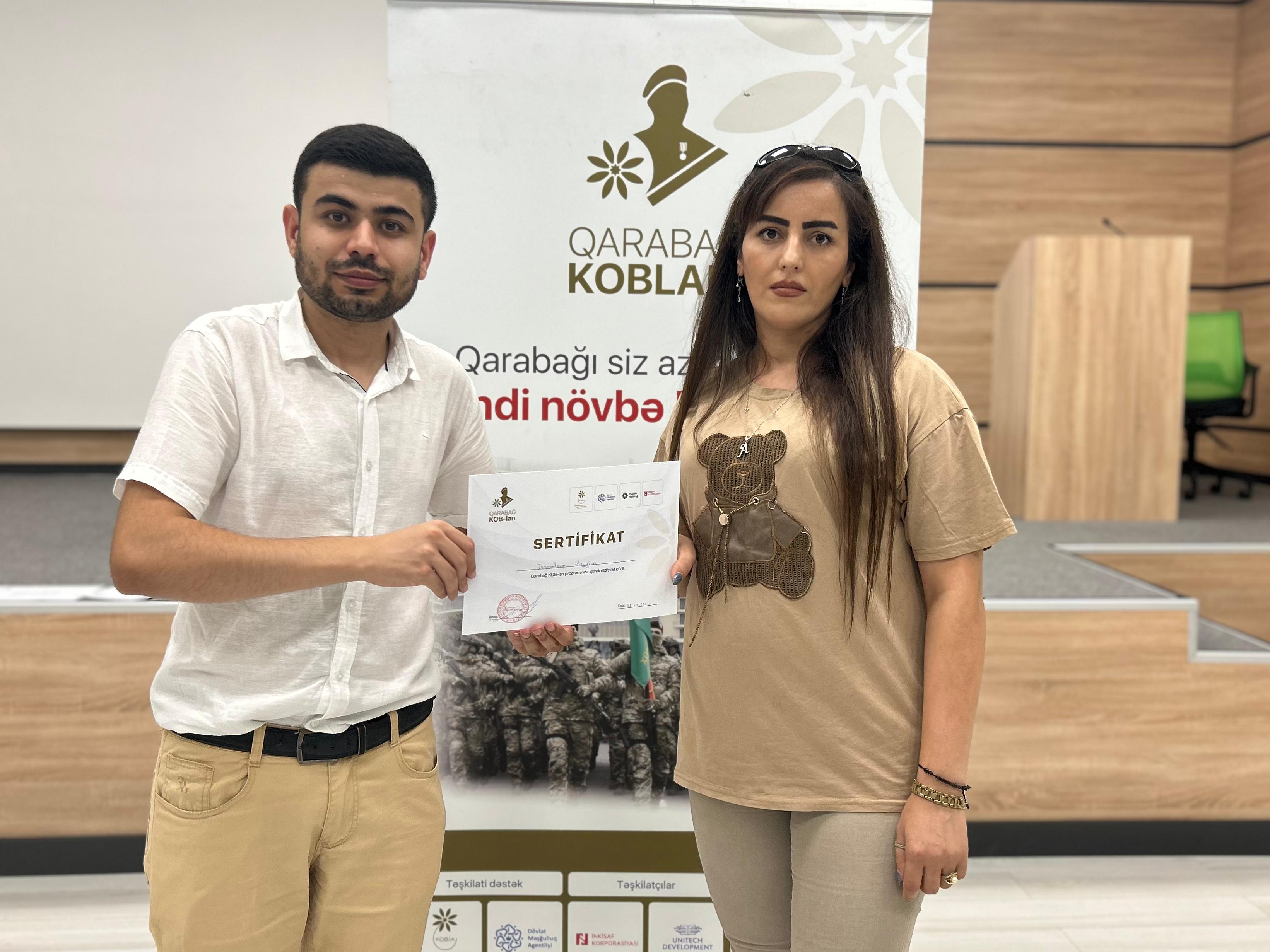 Bərdə şəhərində “Sosial media marketinq” (SMM) mövzusunda keçirilən təlimdən sonra iştirakçılar sertifikatlarla təltif olunub.